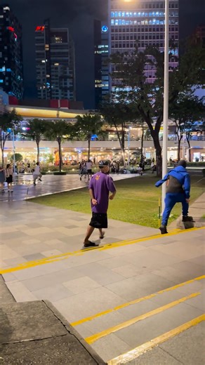 BIGWASAN SA BGC A video circulating on #Reddit shows an individual throwing a punch along #High Street in Bonifacio Global City, as some of his groupmates run off and others appear to give chase. | Video courtesy of quletadik23/Reddit #dailytribune25 | Daily Tribune