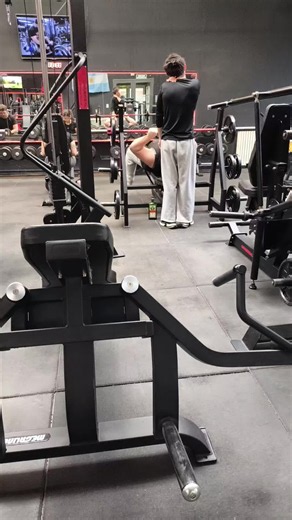 Rutina de gimnasio para progreso y disciplina en press de banca