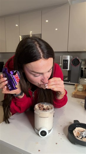 What I eat while losing fat 📉 1800 calories 160g protein 🥞 Breakfast - Protein Pancakes with peanut butter & fruit Lunch - Omelette with veg Dinner - chicken burger, butternut squash & veg Dessert - @ninjakitchenie & a Wispa Pancakes - @myprotein cereal milk impact whey, instant oats, flavour drops & maple syrup - code SARAHC to save 🌟 Any questions on what I eat ask below 👇🏼 #fatloss #mealprep #highprotein #motivation #whatieatinaday