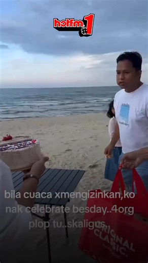 193K views · 1.9K reactions | Tempat dah cantik dah, ni mesti kes tak check ramalan cuaca, main datang je kan?  Sekali nah, angin kencang bakal tiba ☁️ #HotFMNo1 #HotFM #BekpesHot #YangHangatDanTerbaik #RadioNo1 #KJjadiDJ Kredir Tiktok nooryanieni | Hot FM | Facebook