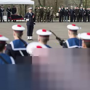 La force maritime des Fusiliers marins et commandos marine (FORFUSCO) est une des 4 composantes de la Marine nationale. Constituée de plus de 2700 hommes, elle regroupe les fusiliers marins, organisés en 9 unités portant chacune le nom d'un grand ancien, Compagnon de la Libération, et les Commandos Marine, organisés en 7 unités. Découvrez en 60 secondes l'organisation et les missions que remplit cette force ! ©Marine Nationale | Marine nationale
