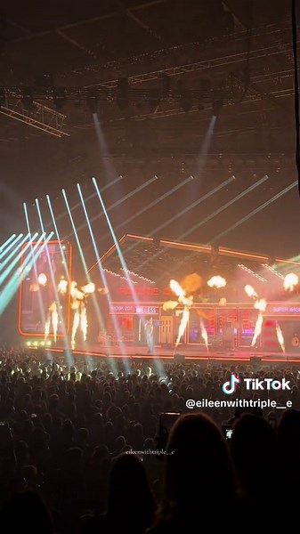 Apache 207 - Kein Problem - Hannover Tourstart 02.05.2024 - Liveshow Hannover #apache #apache207 #apache_207 #apachekonzert #tourstart #konzert #konzertvibes #hannover #fyp @Apache 207 @eileenwithtriple__e @eileenwithtriple__e @eileenwithtriple__e