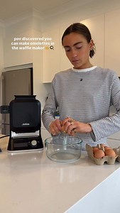 Cheesy waffle omelette 🧇🍳made in my Sunbeam waffle maker from @appliancesonline.com.au -they offer free next day delivery and price match guarantee! The upright design is a game changer - you don’t get any drips or splashes which means minimal cleaning up. -omelette 3 eggs 1/4 cup mozarella Salt, to season 1/2 cup chopped spinach 1/4 cup chopped herbs of choice Toppings of choice (I did chives and chilli oil) Preheat waffle maker. Meanwhile, whisk together omelette ingredients until well combi