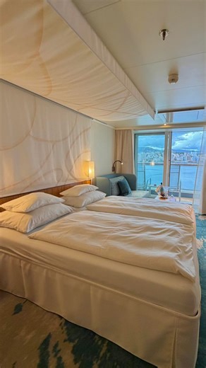 AIDAluna erstrahlt in neuem Glanz!✨ Mit dem neuen Design an Bord wurden auch die Kabinen modernisiert – heller, moderner und richtig gemütlich.🤩 Kommt mit in die neue Balkonkabine & schaut euch die komplette Tour auf unserem YouTube Kanal Kreuzfahrtstudio an!🧡 Ihr habt euch auch NEU VERLIEBT in AIDAluna? Dann meldet ihr euch natürlich für Beratung und Buchung bei uns im Kreuzfahrtstudio und profitiert vom Kreuzfahrtstudio-Komplettpaket. Wir sind euer Reisebüro des Vertrauens und täglich von 9 