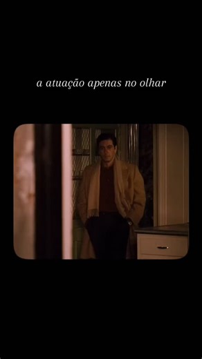 ZoomNoCinema on Instagram: "Às vezes, o silêncio fala mais alto que as palavras.👇 Em O Poderoso Chefão: Parte II (1974), Michael (Al Pacino) e Kay (Diane Keaton) trocam olhares por quase um minuto — sem diálogo, sem música — antes que ele a exclua em silêncio. É um eco da famosa cena final do primeiro filme, mas aqui é o próprio Michael quem fecha a porta, após Kay visitar secretamente os filhos. O olhar diz tudo: o controle absoluto dele, a devastação dela e um casamento além de qualquer repar
