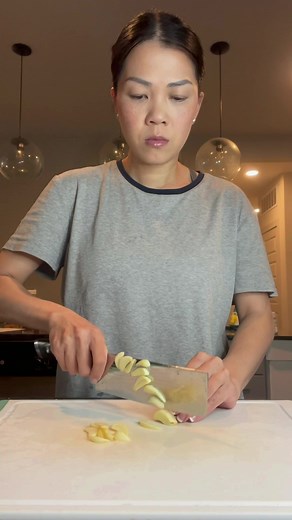 Mastering Vegetable Chopping Techniques in the Kitchen