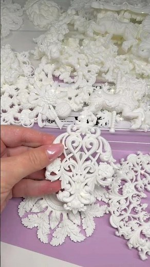 Working with plastic. Link to molds in the infobox. #diy #cristmasdecor