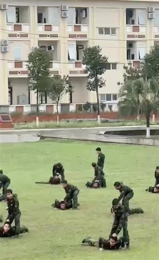 Tân binh đặc công luyện tập võ thuật vượt nắng mưa