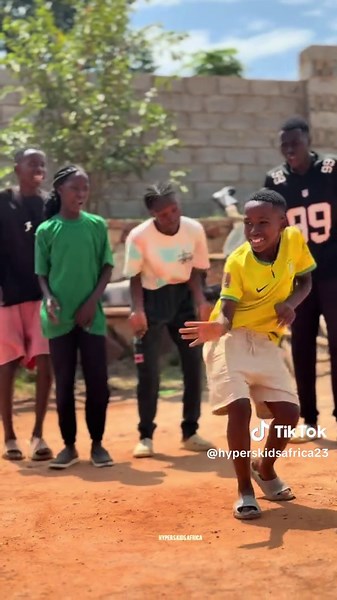 We heard this song somewhere from Tanzania or Zambia 🇹🇿🇿🇲🔥 Who knows the artist? Please tag him for us because this one is already hitting the streets here in Uganda 🇺🇬 And to anyone who understands the song, kindly translate the meaning for us. This sounds like an international hit! 🌍🔥