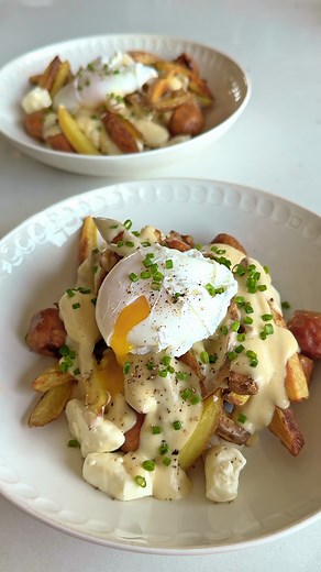 🥚POUTINE-DÉJEUNER 🥚 Des frites de pommes de terre dorées, du chorizo, une sauce crémeuse, un œuf poché et une bonne dose de fromage en grains: voilà une super poutine-déjeuner, en collaboration avec Les oeufs du Québec, parfaite pour bien se réveiller. Par ici pour la recette: https://bit.ly/3VpWz8v | Ricardo Cuisine