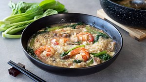 Have you heard of Xiang Di Mi Fen (香底米粉)? This Cantonese Fried Bee Hoon recipe is a MUST-TRY noodle recipe for any homecook! Full recipe: https://themeatmen.sg/cantonese-fried-bee-hoon/ It's similar to Sheng Mian (生面) but instead of the ee mee, this recipe calls for rice vermicelli noodles. First, the noodles are deep fried then bathed in silky-smooth, umami egg gravy. Whether you like your gravy with seafood or meat, this is exactly the homely Asian noodle recipe you need to try. | The Meatmen 