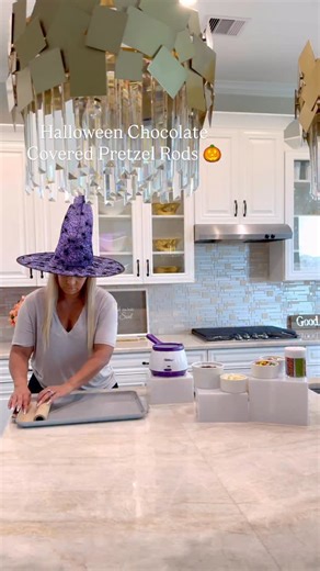 Halloween Chocolate Covered Pretzel Rods🎃 Comment PRETZEL and I will send link to your dm for this melting pot, display items, and everything else I used to make these. You can also click link in my bio✨ So fun and easy to make! If you love this please share, save, and comment🙏🏽🙏🏽🙏🏽 Let me know if you will make these for Halloween👻 #recipes #halloweentreats #halloween | Tamara Bradshaw