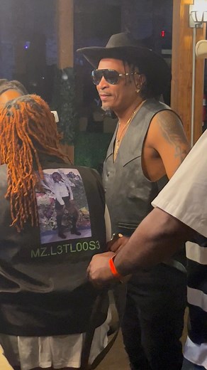 2.3K views · 61 reactions | I stay skinning and grinning | David MrMagic Hunt -Hawkins | Facebook