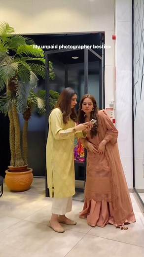 Tag your unpaid photographer bestie 🙌👯 Credit: @nishwa.ejaz #Lifestylepakistan #Bestie #Friends #Selfie #Trending #Viral #Funny | Lifestyle Pakistan