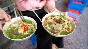 Ăn chảy mồ hôi hột tô miến gà, bò viên nhiều ớt xay như vầy mới ngon xuất sắc ---- Địa chỉ: 15B3 Lê Thánh Tôn, P. Bến Nghé, Quận 1. Thời gian: cả ngày lẫn đêm Thứ 2, 3-5-7 bún bò, 4-6- chủ nhật miến - bún măng gà, bò viên. ------ Liên hệ với SÀI GÒN PHỐ: * SĐT: 033.4048.369 (Đây là SĐT của kênh, không phải của quán và người bán ạ) *Trang Facebook: Sài Gòn Phố *Mail: saigonpho369@gmail.com #SaiGonPho #amthuc #mienga | Ngọc Sài Gòn Phố