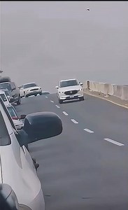 ¡IDIOTA AL VOLANTE! Un VW Jetta 🚗 se detuvo en plena vía rápida 🛣️ para meterse a la fila, haciendo que dos autos frenaran de golpe 🛑🚘🚙 y un tráiler 🚛 que venía detrás ¡NO PUDO FRENAR A TIEMPO! 💥 Esto ocurrió en el libramiento Anzaldúas, en Reynosa, Tamaulipas 📍 Por una tontería así se puede causar una tragedia ⚠️ ¡No seas bestia al volante! 🧠❌🐴 #Reynosa #Tamaulipas #ConduceConCerebro 🧠 #ImprudenciaAlMáximo 🚨 | El Cardinal - Noticias