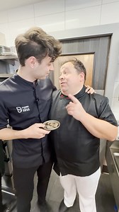 „Muskatnuss war verboten – aber weißt du auch warum?“ 🤯 Kaum zu glauben, aber Muskatnuss kann tatsächlich berauschend wirken – allerdings nur in extrem hohen Mengen. Der Stoff Myristicin in Muskatnuss kann halluzinogene Effekte haben, die mit einer sehr unangenehmen Vergiftung einhergehen: Übelkeit, Schwindel, Herzrasen, Krämpfe – und das über Stunden oder sogar Tage hinweg. Trotzdem kursieren im Netz immer wieder Mythen darüber, dass Muskatnuss geraucht oder konsumiert werden kann, um „high“ z