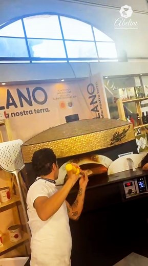 🍕 Te presentamos la extraordinaria Pizza “Vivaldi”, la receta que conquistó al mundo en el Campionato Mondiale de Pizza DOC 2025. Su mezcla de Masa Madre, queso crema, chipotle, alcachofa, camarón, queso de cabra, mozzarella y hojuelas de atún ahumado crea una armonía de sabores que se siente viva en cada bocado. 🤤 🧑‍🍳Esta creación del Chef Ugo Medrano fue reconocida por su originalidad y equilibrio perfecto. Es una experiencia que no solo se come: se disfruta, se contempla y se recuerda. Ve