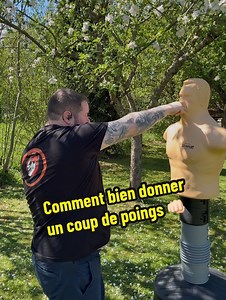 👊 Tuto Express : Comment bien fermer le poing pour éviter les blessures 👊Salut à tous ! Aujourd’hui, on voit ensemble comment bien fermer le poing pour ne pas se blesser en cas de coup de défense. Une technique simple mais essentielle pour protéger vos mains ! 🙌➡️ Abonne-toi pour plus de conseils en self-défense !👍 Like la vidéo si tu as appris quelque chose !💬 Dis-moi en commentaire quelle technique tu aimerais voir la prochaine fois !#Kumaselfdefense #selfdefense #meynetanthony #selfdefen