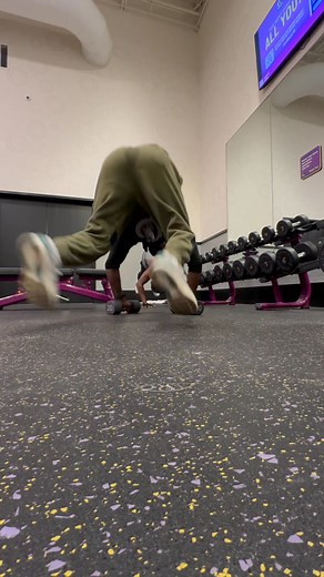 🔥 Burpees, Pull-Ups, Muscle-Ups. Repeat. No machines. No excuses. Just raw work. Push • Pain • Gains 💥 #calisthenics #bodyweighttraining #nopainnogain #streetworkout #fitgrind | Julius Williams