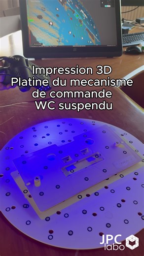 Une pièce cassée… et impossible à retrouver. C’est le problème rencontré sur cette platine du mécanisme de commande d’un WC suspendu. Plutôt que de casser le bati carrelé et de tout changer, nous avons recréé la pièce 👇 Nous avons commencé par scanner la pièce existante, puis modélisé une version propre et fonctionnelle, avant de l’imprimer en 3D. Résultat : une pièce adaptée, prête à être utilisée, et un équipement remis en état. C’est tout l’intérêt de l’impression 3D aujourd’hui : apporter d