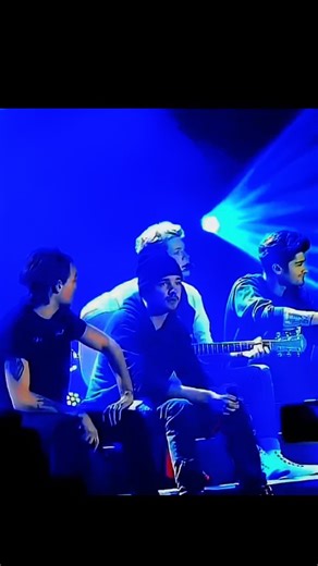 One Direction taking out their ear pieces to listen to the crowd. they were SO loved😭 #harrystyles #louistomlinson #onedirection #explore #liampayne #zaynmalik #niallhoran | ROHIT KOLI
