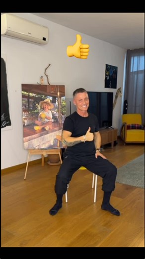 Noyan Dülek on Instagram: "Boommm 🔥 Efsaneler Geri Sayımda 🔥 2025’te neler yaptık neler… 😍 Koreografiler havada uçuştu, kahkahalar boldu, kaloriler zaten yandı gitti 🔥😄 2025’in en sevilen 5 videosu 💥 3. Numara 🔥 Müzik açıldı mı… eller havaya! 🙌🎶 İzle, gül, bir daha izle 😎 Sıradaki daha da fena geliyor 👀🔥 #80s #oldsbutgold #chairworkout #sağlık #wellness"