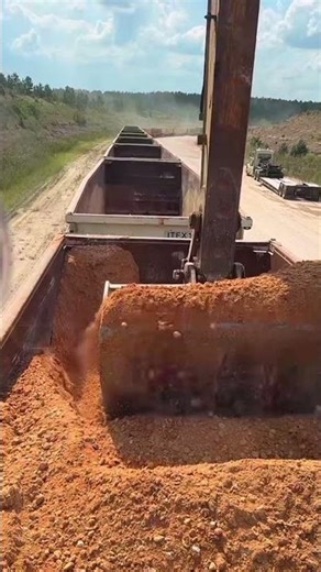 Excavator Unloading Train #excavator #tractor