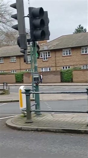 281 bus turning into Stanley Road Teddington 10th February 2026
