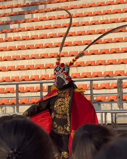 A unique “#facechanging” performance at the opening ceremony During the opening ceremony at #Nanchang University in #Jiangxi Province, a special #SichuanOpera face-changing performance was shown, presenting a combination of #traditional culture and the modern era. (cr: douyin 709153367) | T-Time HK