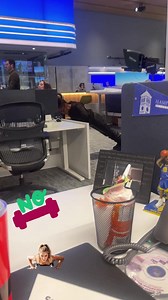 💪🏽 NO equipment, NO PROBLEMI got 👀 spotted - getting in my workout in the newsroom while talking to my producer about the newscast. 🤭I mean… you gotta get it in where you can!! 😆. #workout #Friday #NewsroomWorkout #fridayvibes #Yancyworld 📹 @ladysam1908 🩷💚 | Shawn Yancy