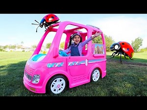 ¡PICNIC y CAMPING con Barbie Ellie, Andrea y sus amigos en su Coche Rosa!