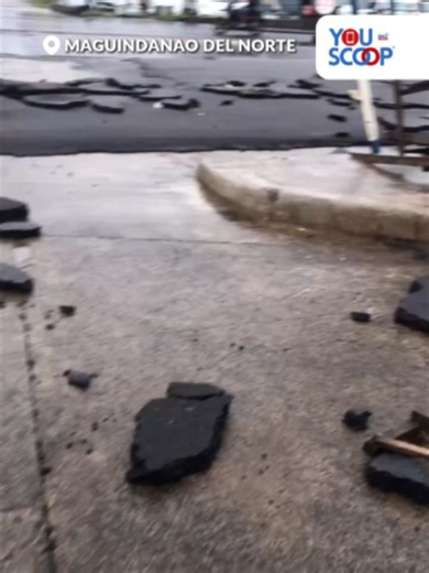 PANOORIN: Kita sa video ni YouScooper Ali Guerrero ang mga nagtuklapang aspalto sa kahabaan ng Narciso Highway sa Parang, Maguindanao del Norte ngayong araw, Huwebes, July 9. Ayon kay YouScooper Ali Guerrero, kalalatag pa lamang ng aspalto kahapon ng umaga, July 8. Ngunit hindi nito kinaya ang magdamagang ulan kaya nagtuklapan kinaumagahan. Kasalukuyan pa ring tinatanggal ang mga debris sa kalsada.