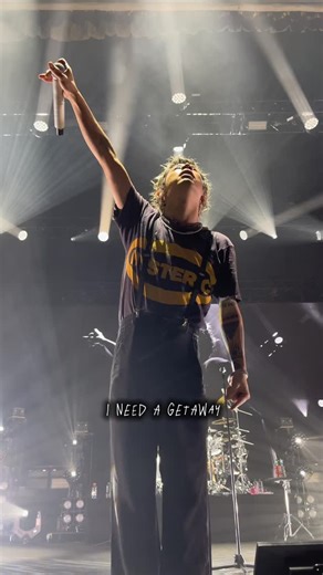 ONE OK ROCK on Instagram: "Tropical Therapy live 🏝⚡️ #ONEOKROCK"