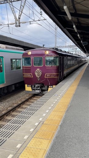 A Kyoto City Subway Series - 20 train and the tourist train "Aoniyoshi" at Okubo Station on the Kintetsu Railway Kyoto Line. "Aoniyoshi" refers to the beauty and prosperity of Nara, the capital of Japan in the eighth century. | Kyoto Train Lab.