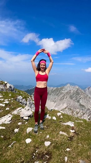 ✅ Weg mit dem Bauch – diese Übung bringt dich ins Schwitzen und aktiviert deinen Core & deine Bauchmuskeln ! Du brauchst kein Equipment – nur dich und deinen Willen 💥💪🏻💪🏻 ✅ Anleitung: • Stell dich hüftbreit auf • Arme gestreckt über den Kopf • Zieh ein Knie zur Brust • Gleichzeitig: Arme kräftig zum Knie schwingen • Danach wieder aufrichten – und Seite wechseln • Bleib kontrolliert und aufrecht 🟡 Wiederholungen: 🔁 15× pro Bein 🛑 4 Runden mit Pause dazwischen ✅ Bonus: Halte beim Hochziehe