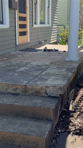 Leftist are at the mayor’s house smashing glass decorations on the mayor’s front porch. Watch as Mace Face Runs away after smashing everything.