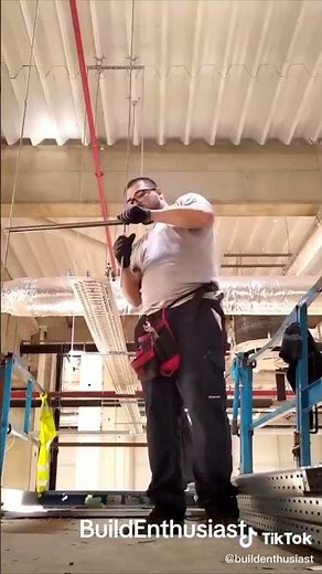 Installation of a cable tray system with dimensions 300x20 cm