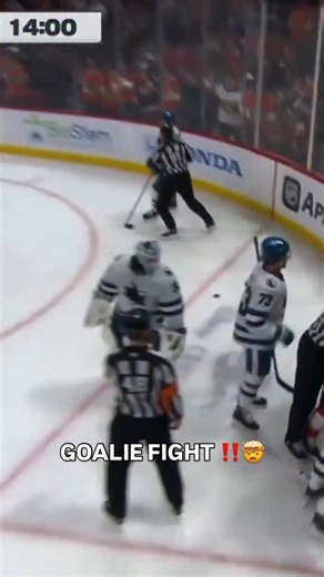 SERGEI BOBROVSKY AND ALEX NEDELJKOVIC SQUARED OFF IN A GOALIE FIGHT 🚨🥊 (via NBCS California) | TSN