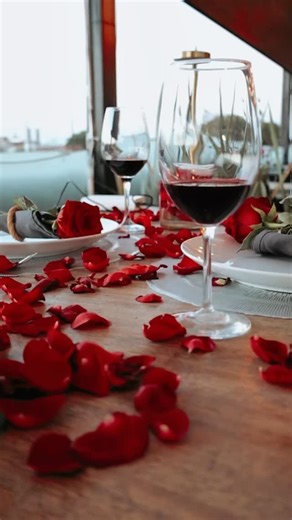 OVANNDO on Instagram: "❤️Este 14 de febrero, regala algo más que una cena. En Ovanndo preparamos una experiencia pensada para celebrar el amor, los detalles y los momentos que se quedan. ✨ 🍷 Menú especial incluye: • Copa de vino tinto por persona • Ensalada Ovanndo • Plato fuerte a elegir: – Filete de res a la Siciliana – Salmón Zarandeado • Postre a elegir: – Trufa de chocolate – Tiramisú 🌹 Ambientación con pétalos incluida 🎁 Las primeras 10 reservaciones reciben botella de vino tinto gratis