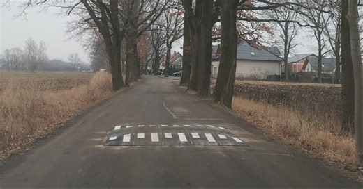 "Na dziurawej drodze zamontowano nam próg zwalniający". Mieszkaniec pyta o sens takiego działania