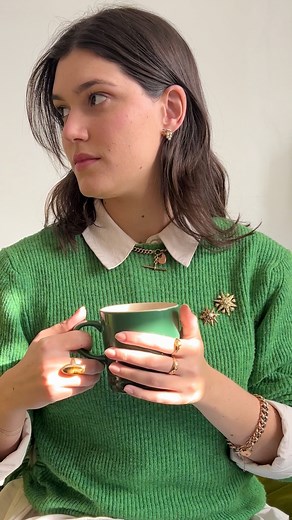 A good cappuccino and vintage jewels — the perfect morning ritual. ☕💍 | Vintage Fine Jewellery