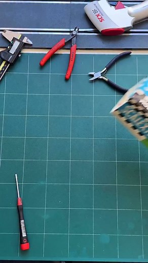 Unboxing Chaparral GT - Scalextric 🏁 Hoy abrimos una auténtica joya del automodelismo: el Chaparral GT, una de las miniaturas más queridas por los coleccionistas de Scalextric. Inspirado en el legendario Chaparral 2F de 1967, este coche fue una revolución en su tiempo. Diseñado por Jim Hall, incorporaba un enorme alerón trasero regulable, una auténtica rareza para su época, y una carrocería ultraligera que lo convirtió en un laboratorio rodante para la aerodinámica moderna. El modelo de Scalext