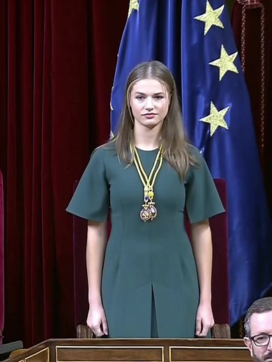 Leonor hoy en la apertura de las cortes 🇪🇸👑 #leonordeborbon #sofiadeborbon #infantasofia #leonorysofia #coronaespañola #casareal #juramento #juramentoconstitucion #princesadeasturias #leonordeespaña #familiaespañola #sofia #leonor #reyfelipe #felipedeborbon #reinaletizia #letiziaortiz