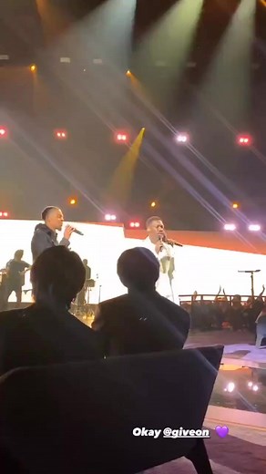 8.1K views · 787 reactions | remember when giveon stopped mid performance just to shake hands with taehyung, his hands on his heart and taehyung’s big smile after that梁 #KimTaehyung #Taehyung | DaNa Federio | Facebook