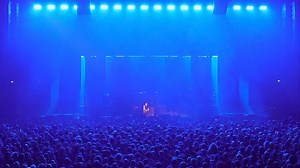 A.M.O.U.R TOUR - Lumières et Scénographie : Alien, le studio. Toutes les dates de la tournée sur concert.calogero.fr | Calogero