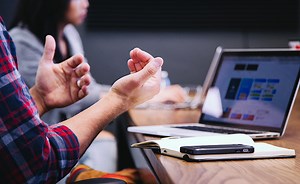 【面接対策】Webデザイナーの面接で聞かれるリアルな質問20個とその回答例 | 未経験からWebデザイナーへ！【2026年版】