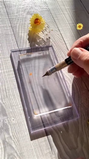 Loving this creative experiment from @addmanilla! 🌻 She’s using our Realbrush Pigment @karinmarkers on a gelli plate to create vibrant sunflower prints - inspired by a simple hair clip! The acrylic filament-brush pens transfer beautifully onto the gel printing plate, producing gorgeous textured impressions with stunning orange, yellow, and green blends. This technique shows how versatile art markers can be beyond traditional paper. Perfect for mixed media artists exploring new creative possibil