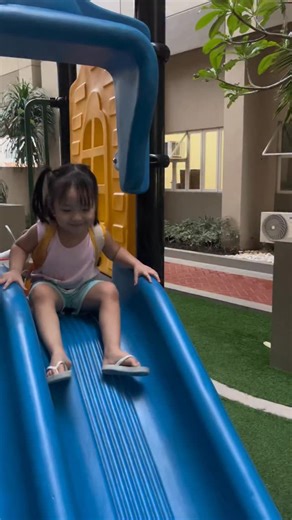 Syrielyn Cariño on Instagram: "In just one tap you can share your contacts and social media by using the linkit digital card 📱 @linkit.asia #LINKIT #DigitalBusinessCard #NFC #SmartCallingCard #vibeandverve"