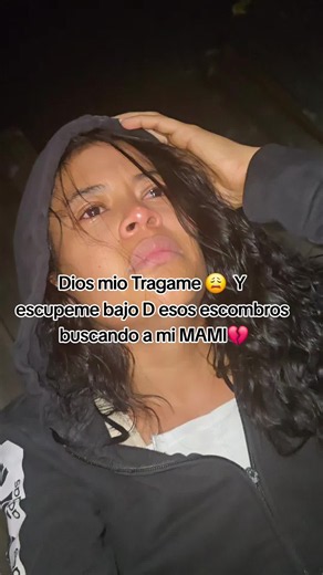 Dios mío, ayúdame: joven busca a su mamá tras terremoto